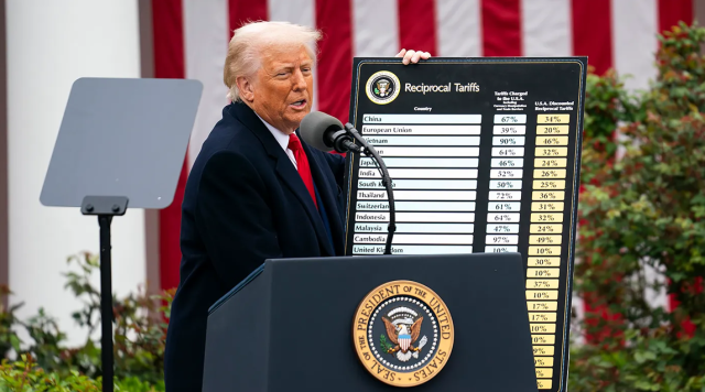 트럼프 대통령이 2025년 4월 2일 워싱턴 백악관에서 진행된 관세 관련 행정명령에 서명하는 행사에서 연설하면서 차트를 들고 있다사진한국바이오협회