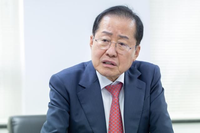 홍준표 전 대구시장이 지난 22일 오후 서울 여의도 대하빌딩에서 아주경제와 인터뷰를 하고 있다 사진유대길 기자