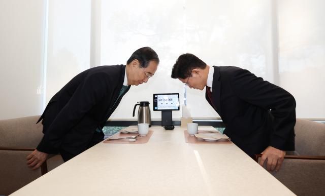 국민의힘 김문수 대선후보와 무소속 한덕수 대선 예비후보가 7일 서울 종로구의 한 식당에서 후보 단일화 관련 회동을 하고 있다사진연합뉴스