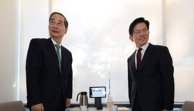 김문수 국민의힘 대선후보와 무소속의 한덕수 대선 예비후보가 7일 오후 서울 종로구의 한 식당에서 후보 단일화 관련 회동을 했다 사진연합뉴스