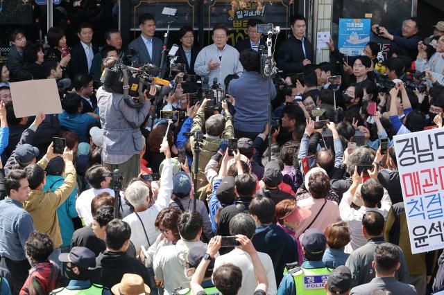 이재명 더불어민주당 대선 후보가 골목골목 경청투어국토종주편에 나선 7일 전북 진안군 새참거리에서 지지를 호소하고 있다 사진연합뉴스