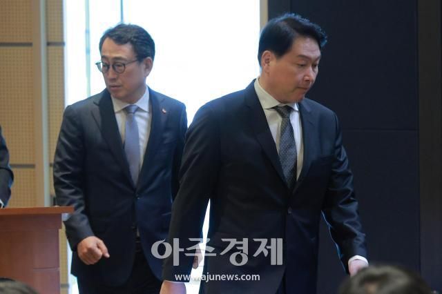 최태원 SK그룹 회장과 유영상 SK텔레콤 대표이사가 7일 오전 서울 중구 SKT타워에서 열린 기자회견에 입장하고 있다 20250507사진유대길 기자 dbeorlf123ajunewscom