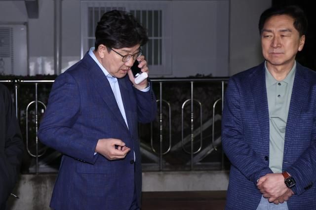 권성동 국민의힘 원내대표왼쪽와 김기현 의원오른쪽이 지난 6일 후보 단일화 압박에 반발하며 후보 일정을 중단하고 상경한 김문수 대선 후보를 만나기 위해 서울 관악구 김 후보의 자택 앞에서 기다리고 있다 사진연합뉴스