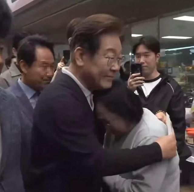 지난 4일 이재명 더불어민주당 대통령 선거 후보가 고 양회동 열사 아내인 김선희 씨를 유세 도중에 위로했다 사진이재명 팬채널 명블리 방송화면 갈무리