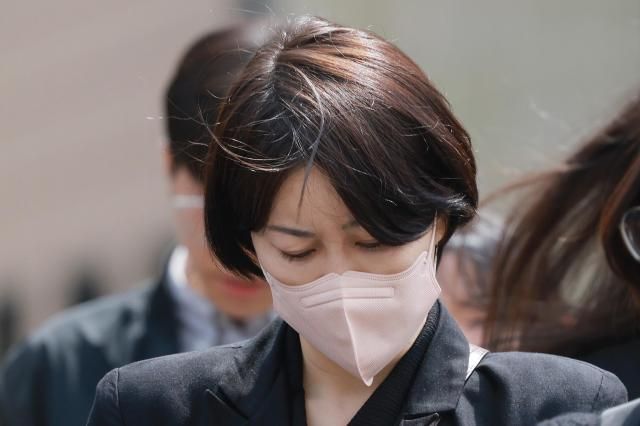 음주운전과 불법 숙박업 혐의로 기소된 문재인 전 대통령의 딸 다혜 씨가 17일 서울 마포구 서울서부지방법원에서 열린 1심 선고 공판을 마친 뒤 차량으로 이동하고 있다 사진연합뉴스