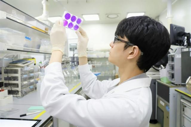 SK바이오사이언스 연구원이 조류독감 백신 후보물질에 대한 분석 실험중이다 사진SK바이오사이언스