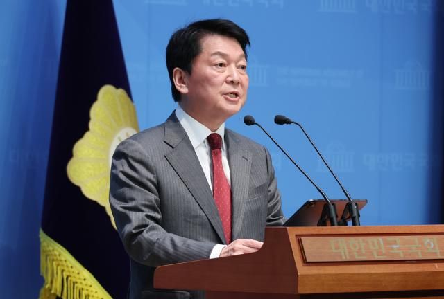 안철수 국민의힘 대선 경선 후보가 27일 서울 여의도 국회 소통관에서 국민께 드리는 호소문을 발표하고 있다 사진연합뉴스