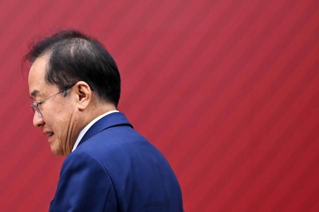 지난달 29일 서울 여의도 국민의힘 당사에서 열린 제21대 대통령 후보자 국민의힘 3차 경선 진출자 발표 행사에서 경선에 탈락 후 정계은퇴 의사를 밝힌 홍준표 후보가 발표장에서 나가고 있다 사진연합뉴스