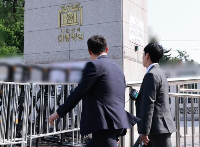 윤석열 전 대통령이 연루된 해병대 채상병 순직 사건 외압 의혹을 수사하는 고위공직자범죄수사처 관계자들이 7일 서울 용산 대통령실 민원실을 들어가고 있다 사진연합뉴스