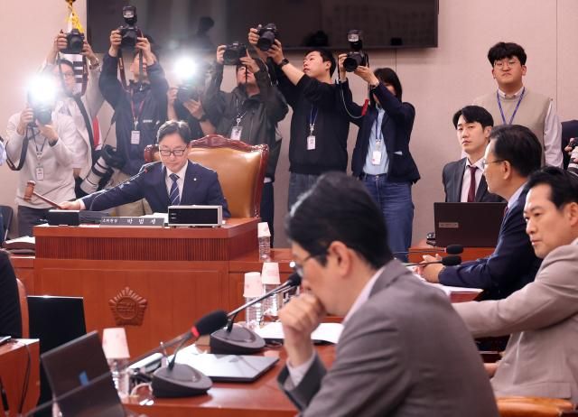 7일 서울 여의도 국회에서 열린 법제사법위원회 법안심사제1소위원회에서 더불어민주당 소속 박범계 소위원장이 의사봉을 두드리고 있다사진연합뉴스