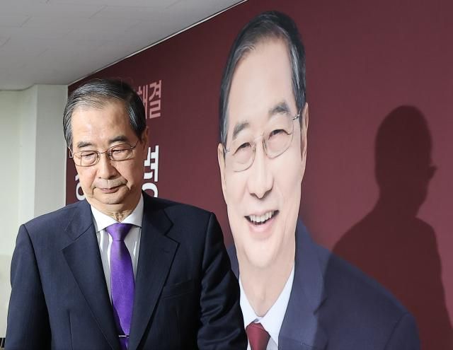 한덕수 무소속 대선 예비 후보가 7일 서울 영등포구 선거캠프 사무실에서 열린 기자회견을 마치고 나서고 있다 사진연합뉴스