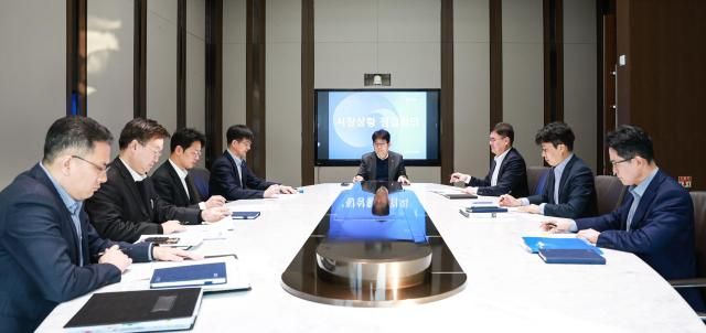 유상대 한국은행 부총재가운데 사진한국은행