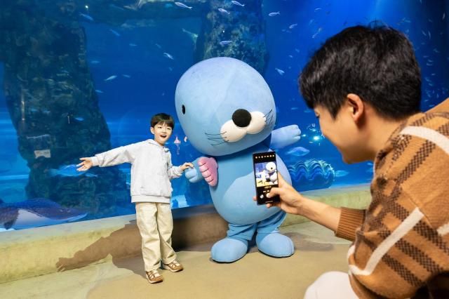 서울 송파구에 있는 롯데월드 아쿠아리움은 6월 1일까지 보노보노 친구들과 아쿠아리움 나들이 행사를 연다 사진은 행사를 즐기고 있는 관람객들 사진롯데물산
