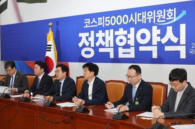박찬대 더불어민주당 상임총괄선거대책위원장이 8일 국회에서 열린 코스피 5000시대 위원회 정책 협약식에서 발언하고 있다 사진연합뉴스