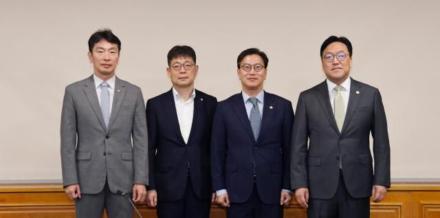 김범석 기획재정부 장관 직무대행 1차관사진 오른쪽 두 번째이 8일 오전 서울 중구 은행회관에서 열린 거시경제금융현안간담회를 주재하기에 앞서 기념촬영을 하고 있다 왼쪽부터 이복현 금융감독원장 유상대 한국은행 부총재 김 직무대행 김병환 금융위원장 사진기획재정부