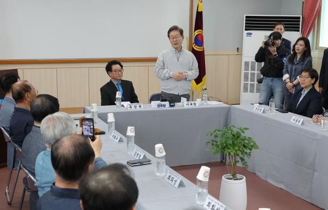 이재명 더불어민주당 대선 후보가 7일 전북 익산시 대한노인회 익산시지회에서 열린 노인회 간담회에서 인사를 하고 있다 사진연합뉴스