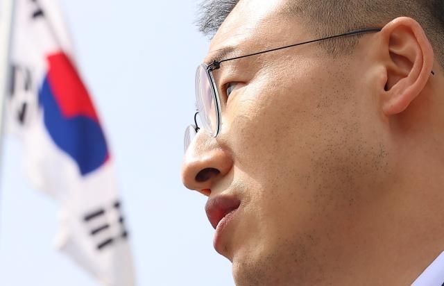 12·3 비상계엄 및 윤석열 전 대통령 탄핵과 관련해 당내에서 탈당 압박을 받아온 김상욱 의원이 8일 서울 동작구 현충원에서 참배 후 탈당 입장을 밝히고 있다 사진연합뉴스