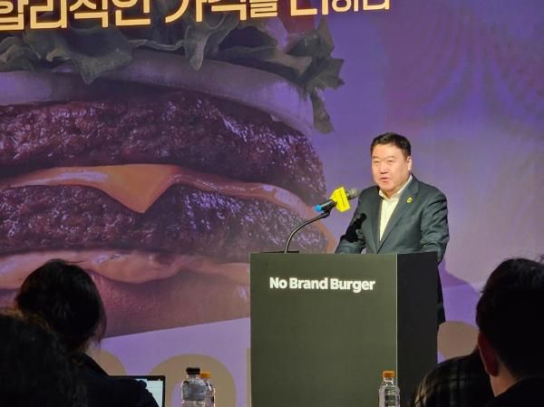 강승협 신세계푸드 대표가 8일 서울 강남 코엑스에서 열린 노브랜드 버거 기자 간담회에서 사업비전을 발표하고 있다 사진홍승완 기자