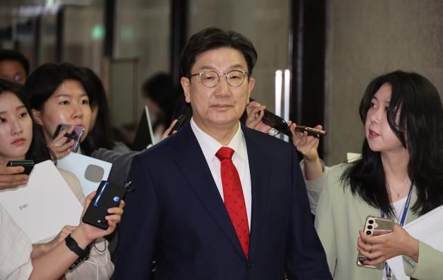 권성동 국민의힘 원내대표가 8일 국회에서 열린 비상대책위원회의에 참석하고 있다 사진연합뉴스