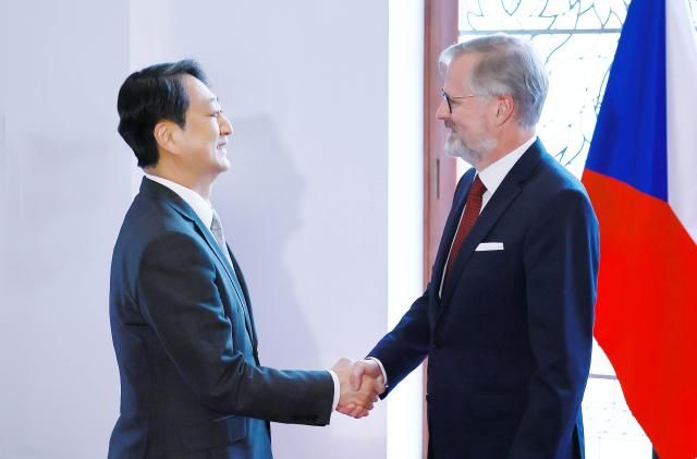 안덕근 산업통상자원부 장관이 7일현지시간 체코 프라하의 체코 총리실에서 페트르 피알라 체코 총리를 만나 악수하고 있다 사진산업통상자원부