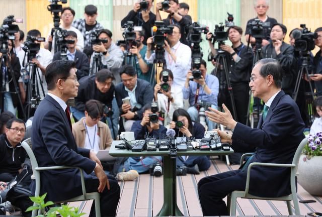 국민의힘 김문수 대선후보와 무소속 한덕수 대선 예비후보가 8일 서울 국회 사랑재에 위치한 커피숍에서 후보 단일화 관련 회동을 하고 있다 사진연합뉴스