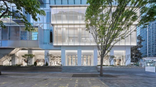 자라 명동 눈스퀘어 플래그십 스토어 전경 사진자라