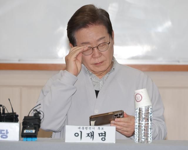 더불어민주당 이재명 대선 후보가 7일 전북 익산시 대한노인회 익산시지회에서 열린 노인회 간담회에서 잠시 휴대 전화를 확인하고 있다 사진연합뉴스