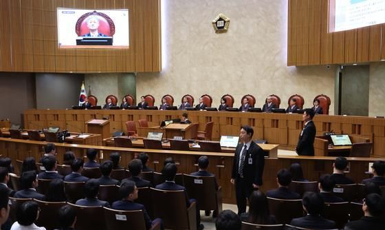 지난 1일 이재명 민주당 대선후보의 공직선거법 위반 혐의 상고심 선고를 하고 있는 조희대 대법원장과 대법관들 사진연합뉴스