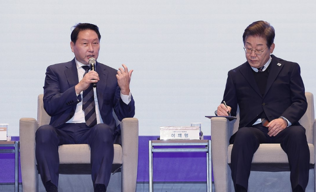 최태원 대한상공회의소 회장이 8일 서울 중구 대한상공회의소에서 열린 민주당 이재명 대선 후보 초청 경제5단체 간담회에서 정책 제언을 하고 있다 사진국회사진기자단