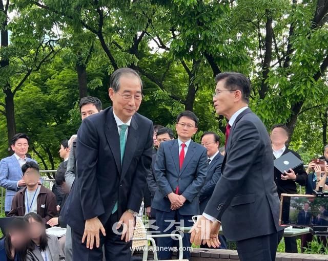 김문수 국민의힘 대선후보와 무소속의 한덕수 대선 예비후보가 8일 오후 서울 여의도 국회 사랑재에 위치한 카페에서 회동을 마친 후 인사하고 있다 사진원은미 기자