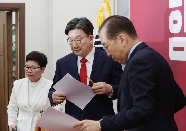 권영세 국민의힘 비상대책위원장과 권성동 원내대표가 8일 국회에서 열린 비상대책위원회의에 참석하고 있다 사진연합뉴스 