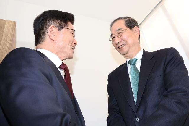 김문수 국민의힘 대선후보와 한덕수 무소속 대선 예비후보가 지난 7일 서울 종로구의 한 식당에서 후보 단일화 관련 회동을 하고 있다 사진연합뉴스