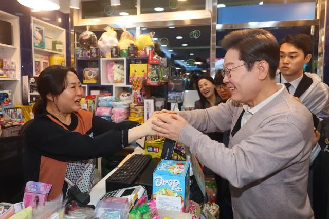이재명 더불어민주당 대선 후보가 제3차 골목골목 경청 투어로 경북 지역 방문에 나선 9일 경북 경주시의 한 문방구를 방문해 상인과 인사하고 있다 사진연합뉴스