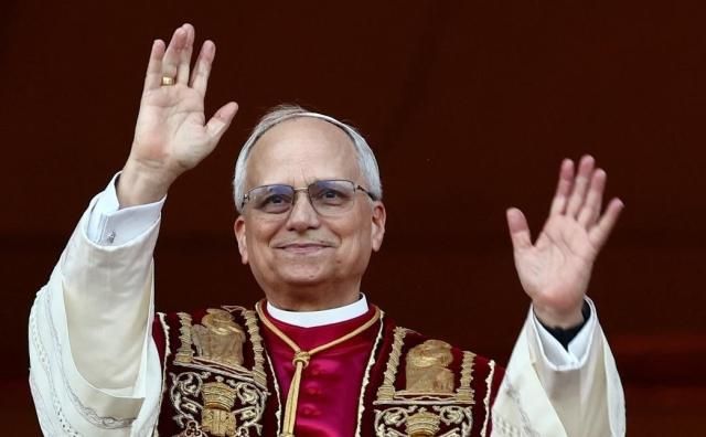 새 교황으로 선출된 미국의 로버트 프레보스트 추기경이 8일현지시간 성 베드로 대성전 강복의 발코니로 나와 군중들을 향해 손을 흔들고 있다 사진로이터·연합뉴스