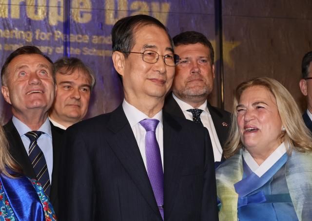 한덕수 대선 예비후보가 지난 9일 서울 한 호텔에서 열린 외교행사에서 참석자들과 기념촬영을 하고 있다 사진연합뉴스