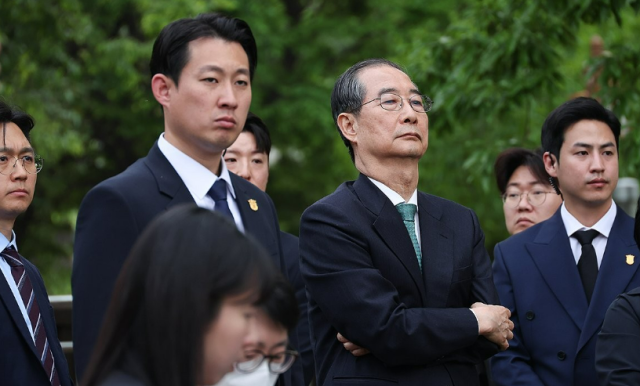 한덕수 무소속 대선 예비후보가 지난 8일 서울 국회 사랑재에 위치한 카페에서 회동을 마친 후 김문수 국민의힘 후보의 백프리핑을 듣고 있다 사진연합뉴스