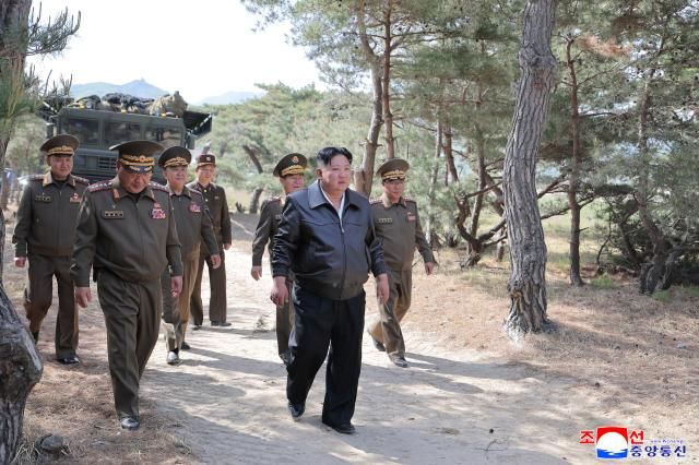 김정은 북한 국무위원장이 지난 8일 장거리포ㆍ미사일 체계 합동타격훈련을 지도했다고 조선중앙통신이 9일 보도했다 사진연합뉴스