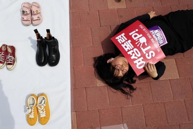 지난달 27일 서울 홍대입구역 인근에서 젠더폭력 해결 페미니스트 연대 주최로 2025 대선 여성폭력 해결 나중은 없다” 다이인 퍼포먼스가 진행되고 있다 사진연합뉴스