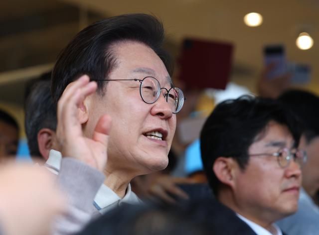 더불어민주당 이재명 대선 후보가 제3차 골목골목 경청투어로 경북지역 방문에 나선 9일 경북 칠곡군 석적읍의 한 상가 앞에서 주민과 지지자들을 상대로 즉흥 연설을 하고 있다사진연합뉴스