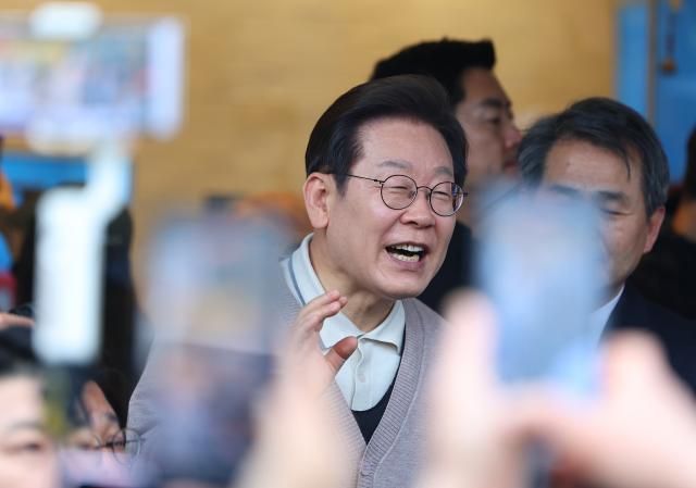 더불어민주당 이재명 대선 후보가 제3차 골목골목 경청투어로 경북지역 방문에 나선 9일 경북 칠곡군 석적읍의 한 상가 앞에서 주민과 지지자들을 상대로 즉흥 연설을 하고 있다사진연합뉴스