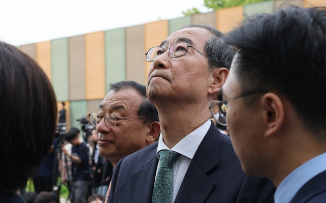 지난 8일 국회에서 김문수 국민의힘 대선 후보와의 2차 단일화 회동을 마친 뒤 생각에 잠긴 무소속의 한덕수 대선 예비후보 사진연합뉴스