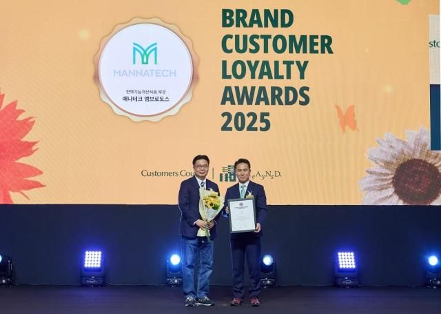 매나테크 코리아 노재홍 아시아 지역 총괄 대표가 ‘2025 브랜드 고객충성도 대상’ 면역기능개선식품 부문 1위 수상을 기념해 사진 촬영을 진행하고 있다 사진매나테크 코리아