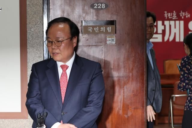 김문수 국민의힘 대선 후보측의 김재원 비서실장왼쪽이 9일 서울 여의도 국회에서 재개된 국민의힘 김문수 대선 후보와 무소속 한덕수 대선 예비 후보 간의 단일화 협상이 결렬된 후 나와 취재진 질문에 답하고 있다 오른쪽은 협상에 참석한 무소속 한덕수 대선 예비 후보측의 손영택 전 국무총리 비서실장 사진연합뉴스