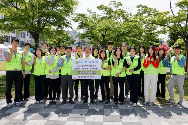 기술보증기금 기보사랑봉사단이 어버이날인 8일 부산 남구 감만종합사회복지관을 방문해 지역 어르신들에게 효孝 사랑박스를 전달 뒤 기념촬영을 하고 있다 사진기보