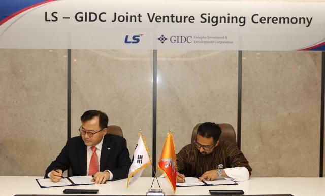명노현 LS 부회장오른쪽이 9일 LS용산타워에서 우즈왈 딥 다할 GIDC CEO를 비롯한 주요 관계자들과 만나 LS와 부탄 정부의 산하기관인 GIDC가 합작법인을 설립키로 계약했다 사진LS
