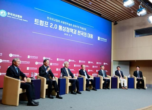 9일 최종현학술원이 한국외교협회와 함께 서울 강남구 한국고등교육재단 빌딩에서 개최한 트럼프 20 통상정책과 한국의 대응 포럼에서 한동만 전 주필리핀대사 김창범 한국경제인협회 상근부회장 이태호 전 외교부 제2차관現 법무법인 광장 고문 윤강현 전 주이란대사現 법무법인 세종 고문 이재민 서울대 법학전문대학원 교수 김동조 현대자동차 상무 양서진 SK하이닉스 부사장왼쪽부터이 토론하고 있다 