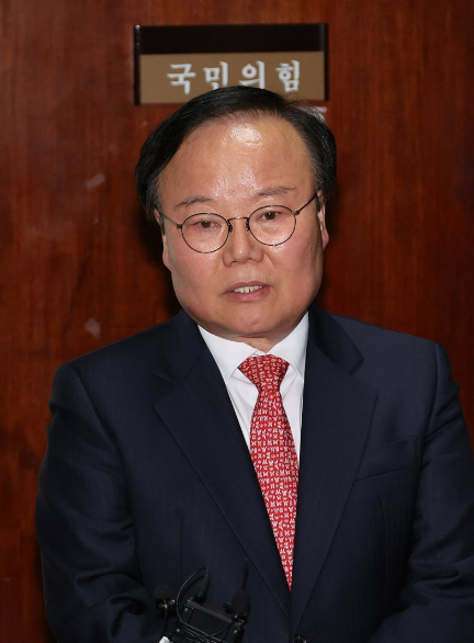 김문수 국민의힘 대선 후보 측 김재원 비서실장왼쪽이 9일 밤 서울 여의도 국회에서 재개된 무소속 한덕수 대선 예비 후보와의 단일화 협상이 결렬된 후 나와 취재진 질문에 답하고 있다 사진연합뉴스