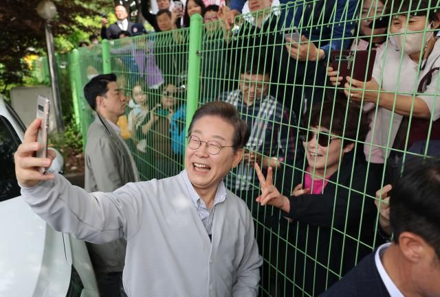 이재명 더불어민주당 대선 후보가 골목골목 경청 투어국토종주편에 나선 지난 7일 전북 전주시 풍남문 앞 광장에서 지지자들과 기념 촬영을 하고 있다 사진연합뉴스