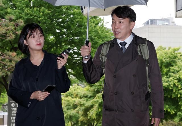 이정섭 대전고검 검사가 9일 서울 서초구 서울중앙지방법원에서 열린 위장전입·청탁금지법 위반 1심 1회 공판에 출석하며 취재진 질문에 답하고 있다사진연합뉴스