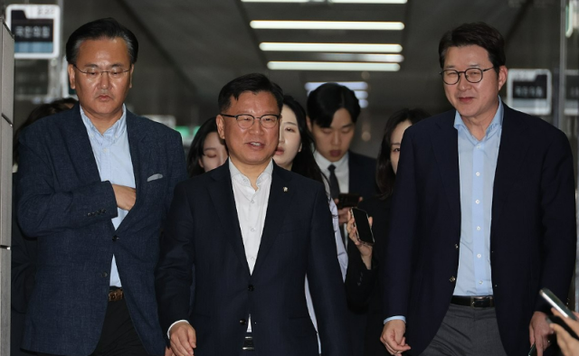 왼쪽부터국민의힘의 유상범 단일화추진본부 위원장 이양수 사무총장 신동욱 수석대변인이 지난 9일 밤 서울 여의도 국회에서 재개된 김문수 당 대선 후보와 한덕수 무소속 대선 예비후보 간의 단일화 협상에 참석하고 있다 사진연합뉴스